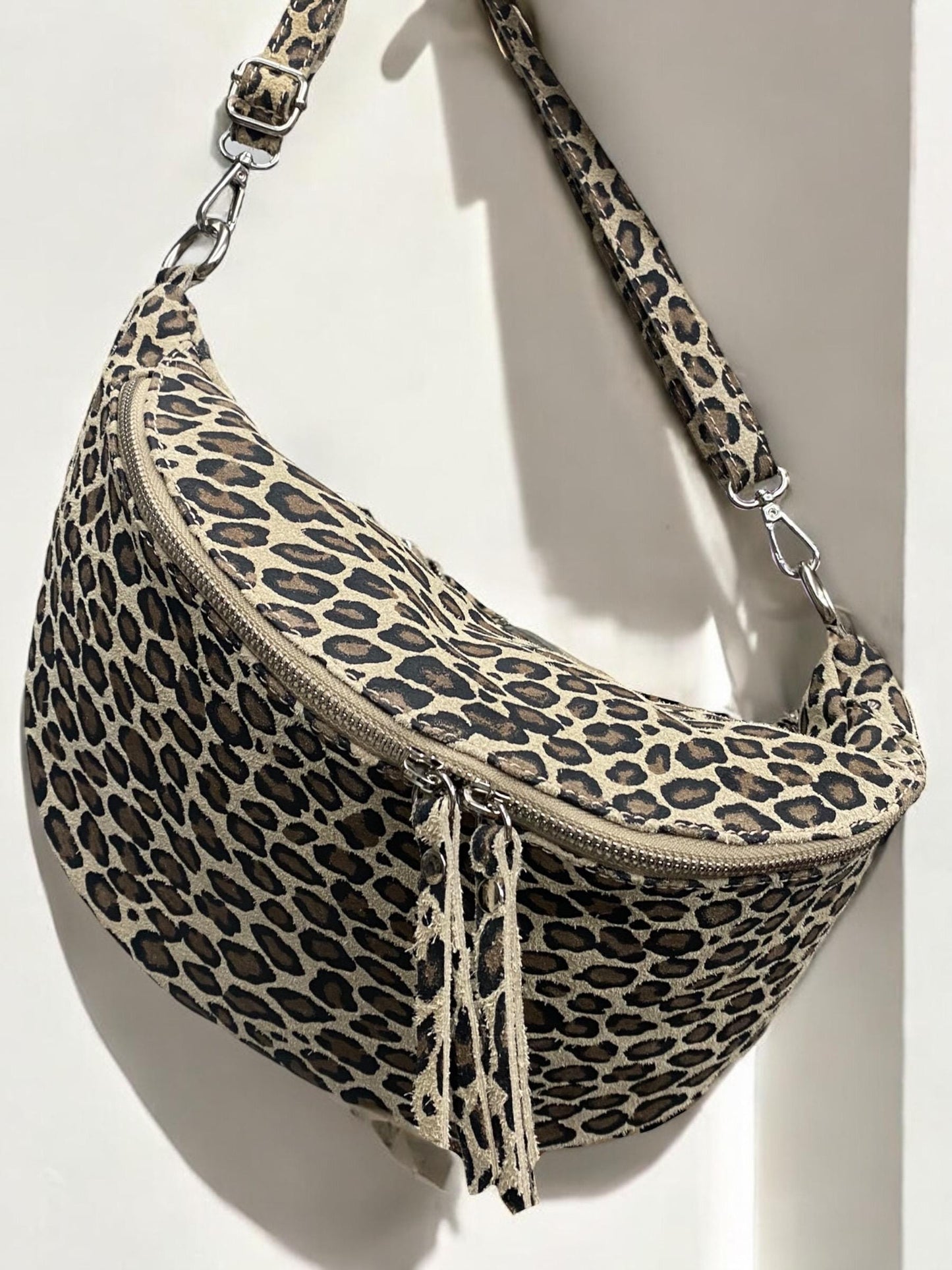 XL Crossbody Bag Leder, Leopard Tasche, Bauchtasche Leo, Slingbag, Crossbag Tasche mit Leopard Muster, Half moon bag, bauchtasche Wildleder