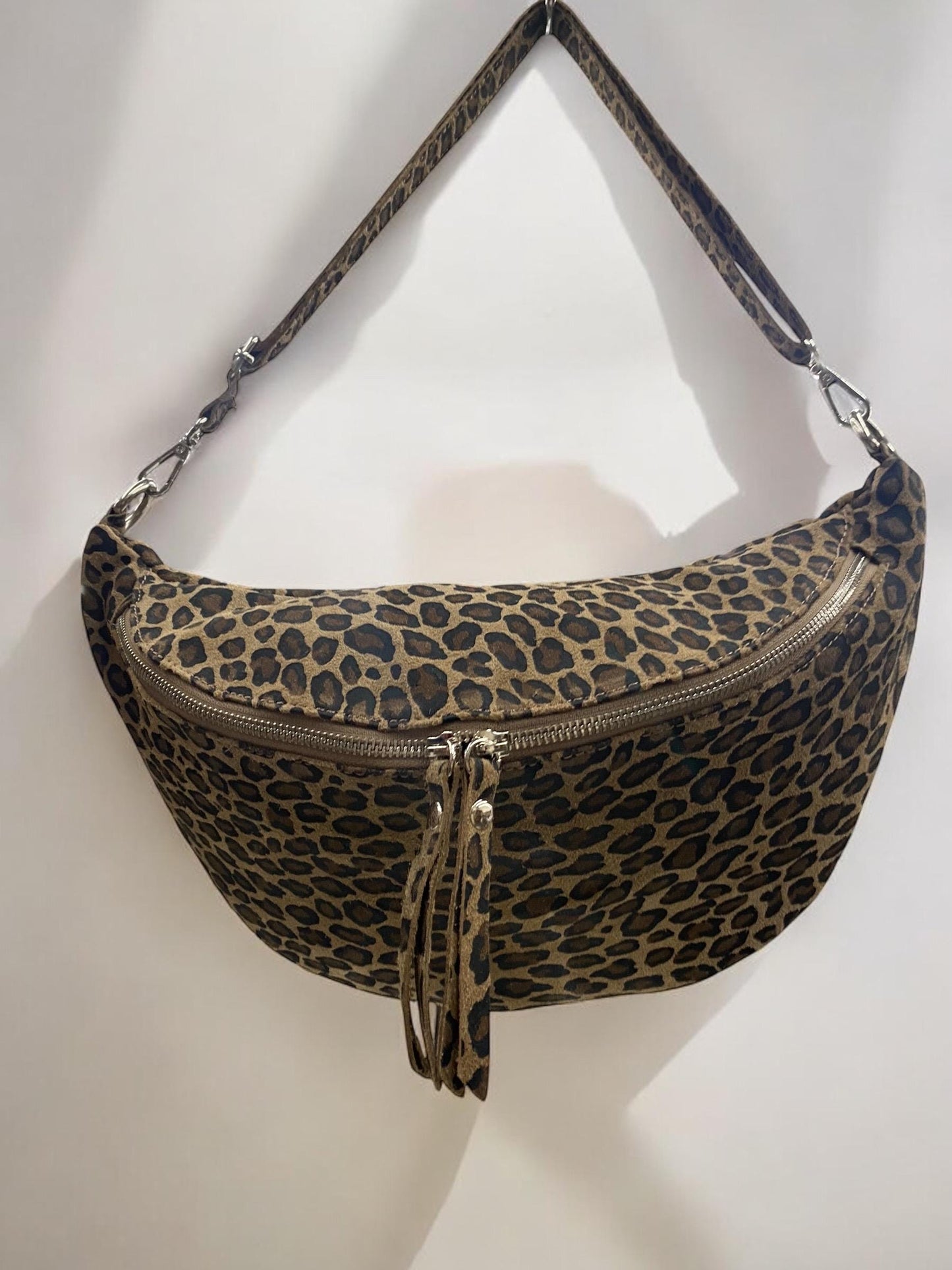 XL Crossbody Bag Leder, Leopard Tasche, Bauchtasche Leo, Slingbag, Crossbag Tasche mit Leopard Muster, Half moon bag, bauchtasche Wildleder