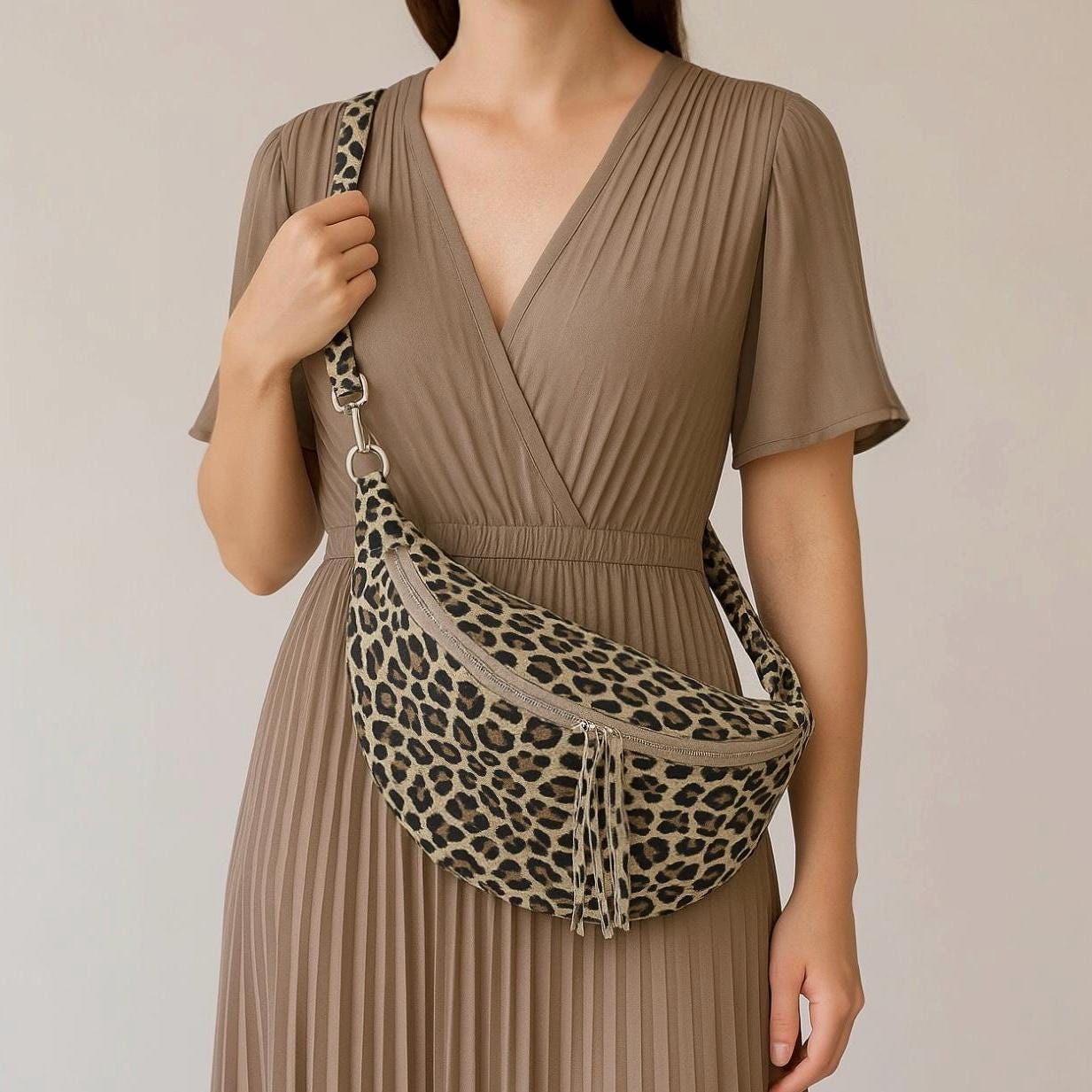 XL Crossbody Bag Leder, Leopard Tasche, Bauchtasche Leo, Slingbag, Crossbag Tasche mit Leopard Muster, Half moon bag, bauchtasche Wildleder