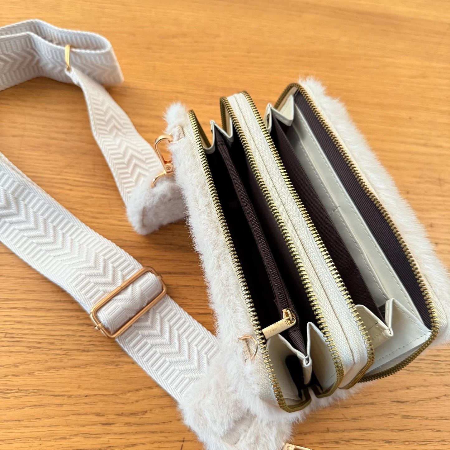 Damen Handytasche Teddy Creme – Crossbody Plüsch Tasche mit Portemonnaie