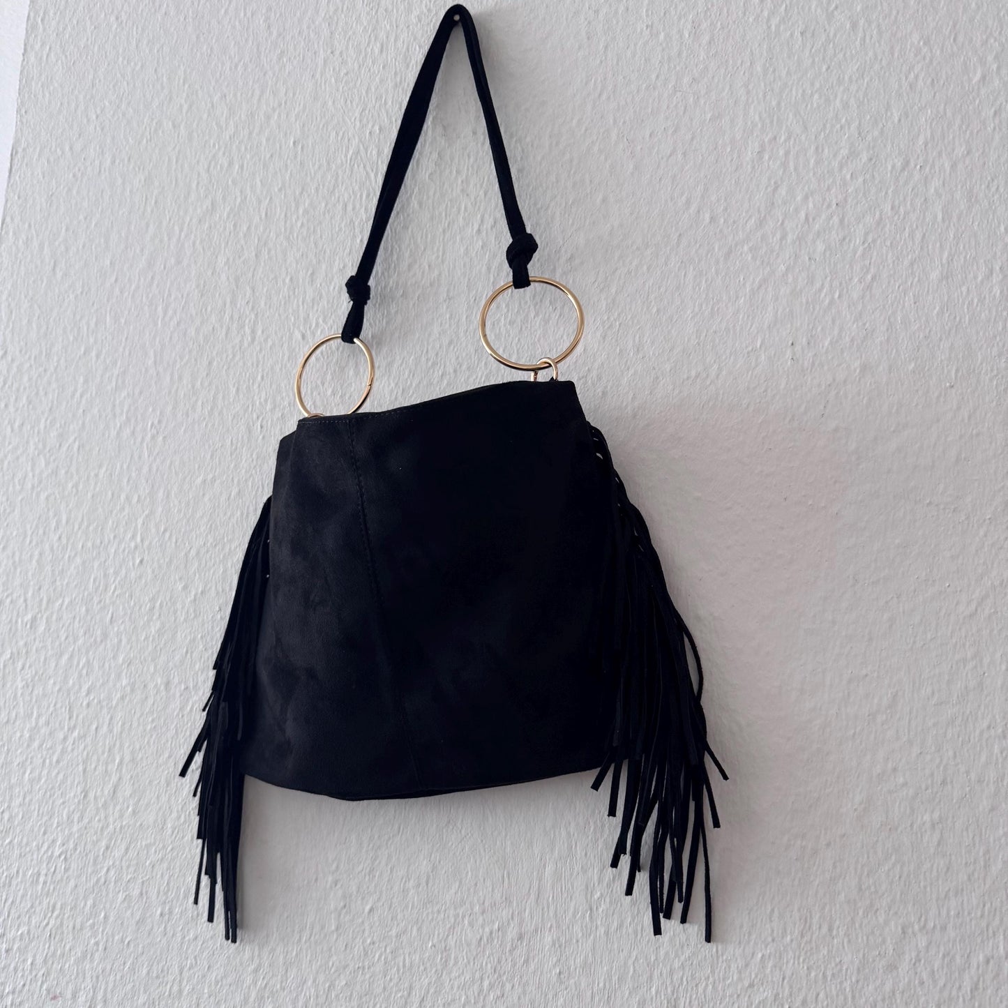Damen Wildleder Umhängetasche Schwarz – Fransen Tasche mit Goldringen