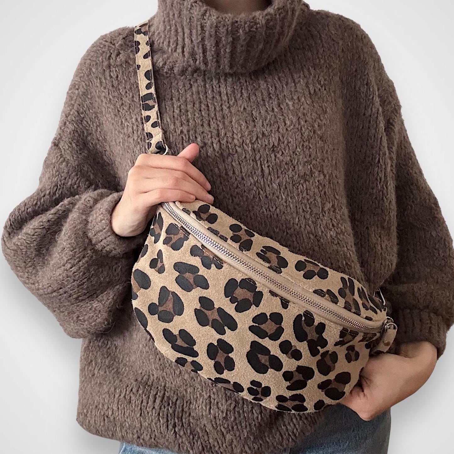Crossbody Bag Leder, Leopard Tasche, Bauchtasche Leo, Slingbag, Wildledertasche mit Leopard Muster, Umhängetasche, bauchtasche Wildleder, L