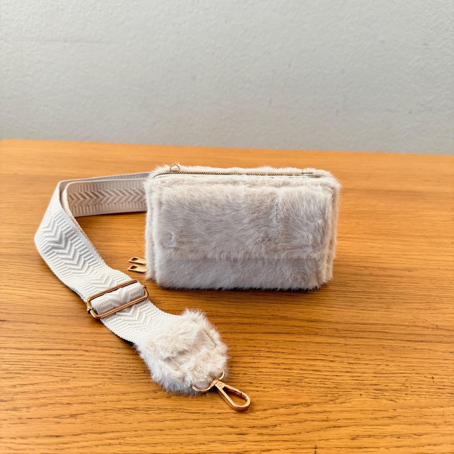 Damen Handytasche Teddy Creme – Crossbody Plüsch Tasche mit Portemonnaie