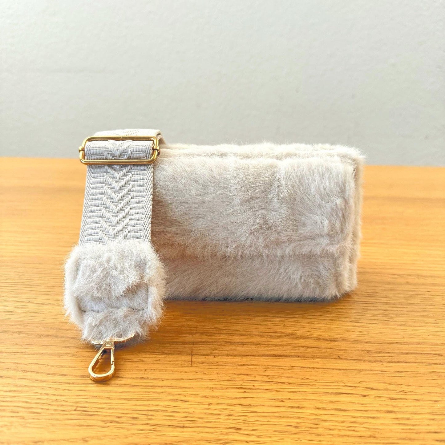 Damen Handytasche Teddy Creme – Crossbody Plüsch Tasche mit Portemonnaie