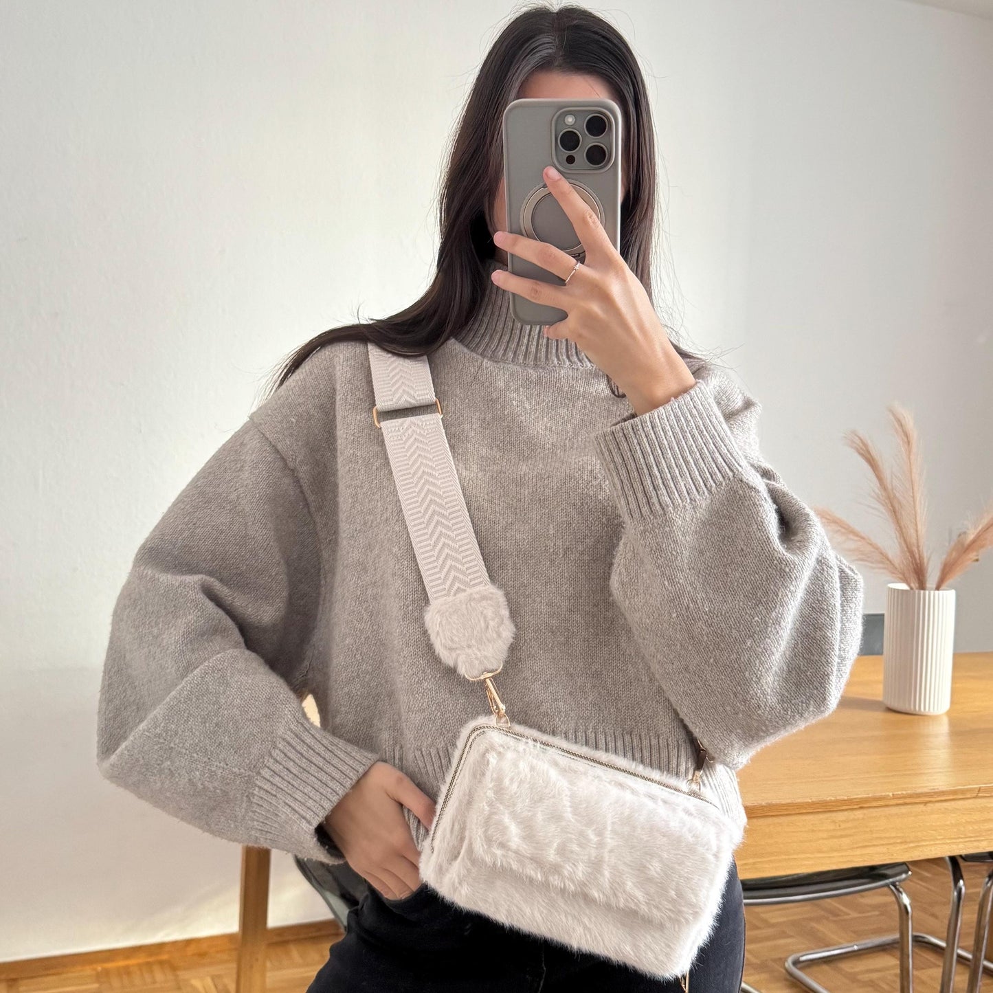Damen Handytasche Teddy Creme – Crossbody Plüsch Tasche mit Portemonnaie