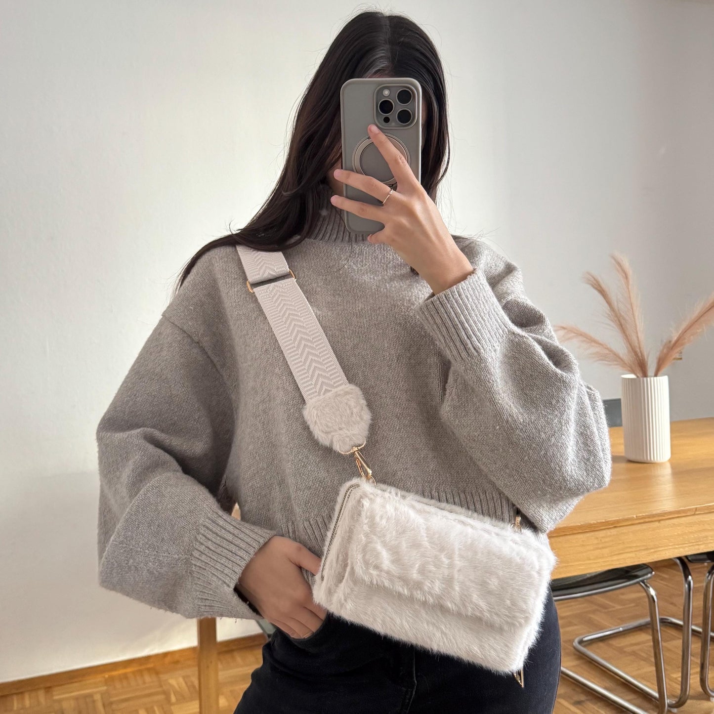 Damen Handytasche Teddy Creme – Crossbody Plüsch Tasche mit Portemonnaie