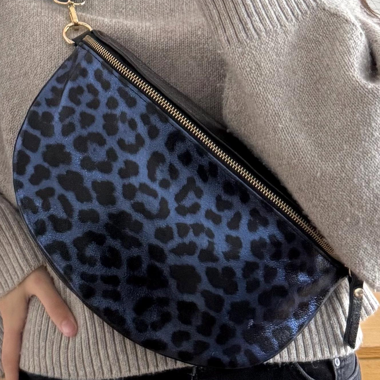 Damen Leder Bauchtasche Blau – Crossbody Tasche Leo Print Echtleder