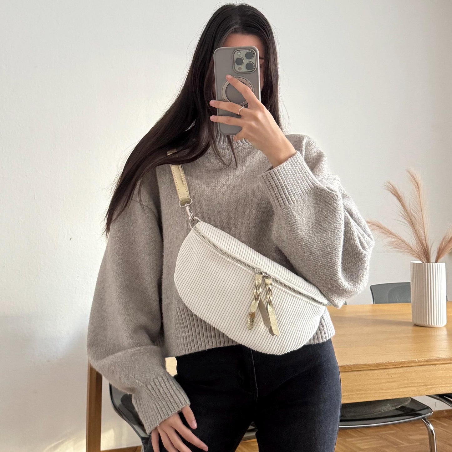 Damen Crossbody Bauchtasche Cord Creme – Umhängetasche mit Gold Details