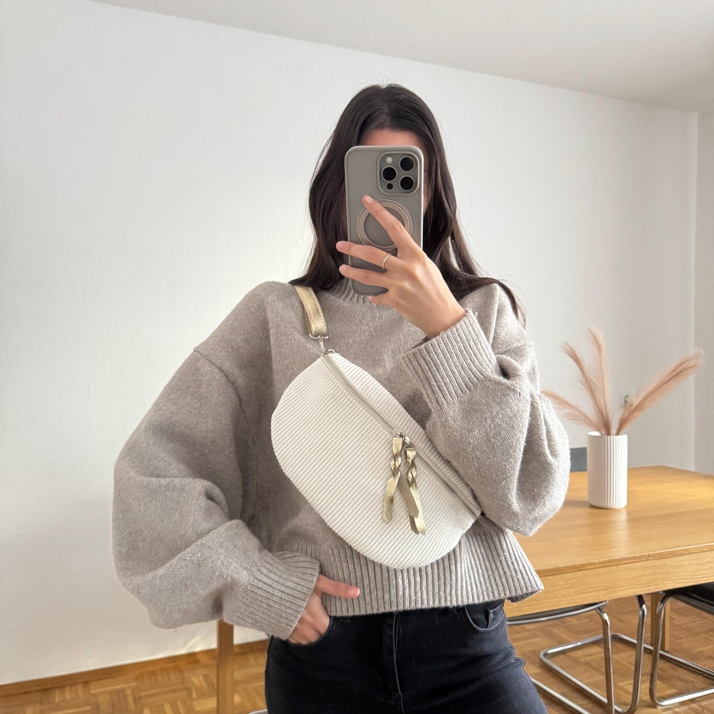 Damen Crossbody Bauchtasche Cord Creme – Umhängetasche mit Gold Details