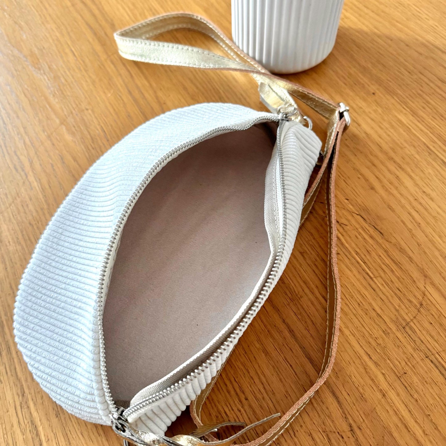 Damen Crossbody Bauchtasche Cord Creme – Umhängetasche mit Gold Details