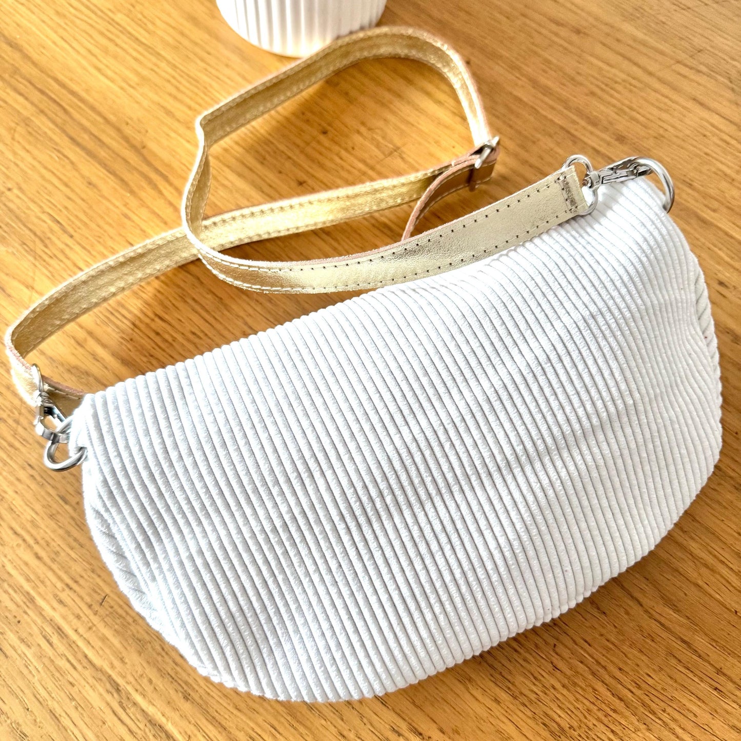 Damen Crossbody Bauchtasche Cord Creme – Umhängetasche mit Gold Details