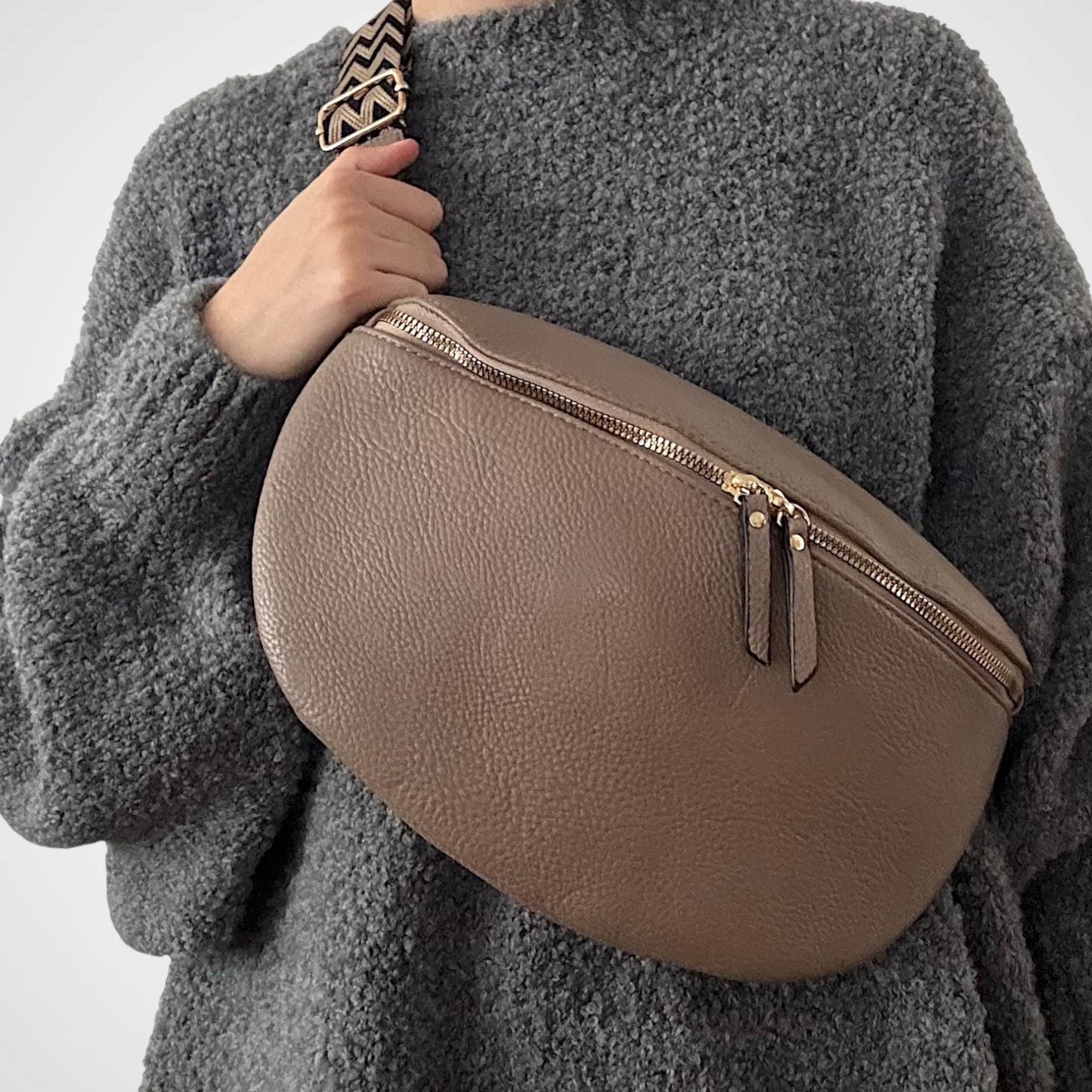 Damen Crossbody Tasche Groß Taupe – Umhängetasche mit Gold Reißverschluss VEGAN