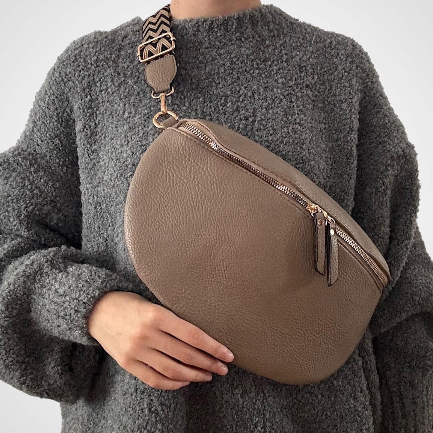 Damen Crossbody Tasche Groß Taupe – Umhängetasche mit Gold Reißverschluss VEGAN
