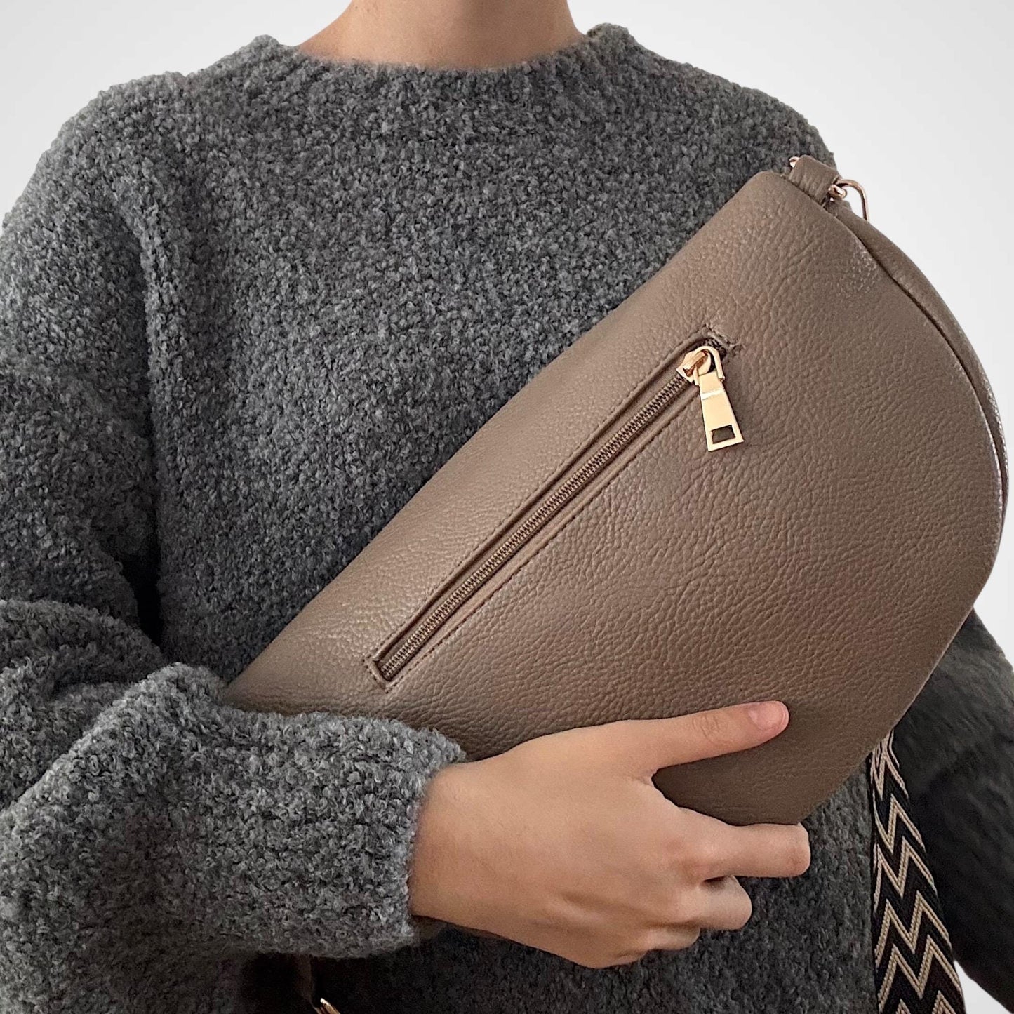 Damen Crossbody Tasche Groß Taupe – Umhängetasche mit Gold Reißverschluss VEGAN