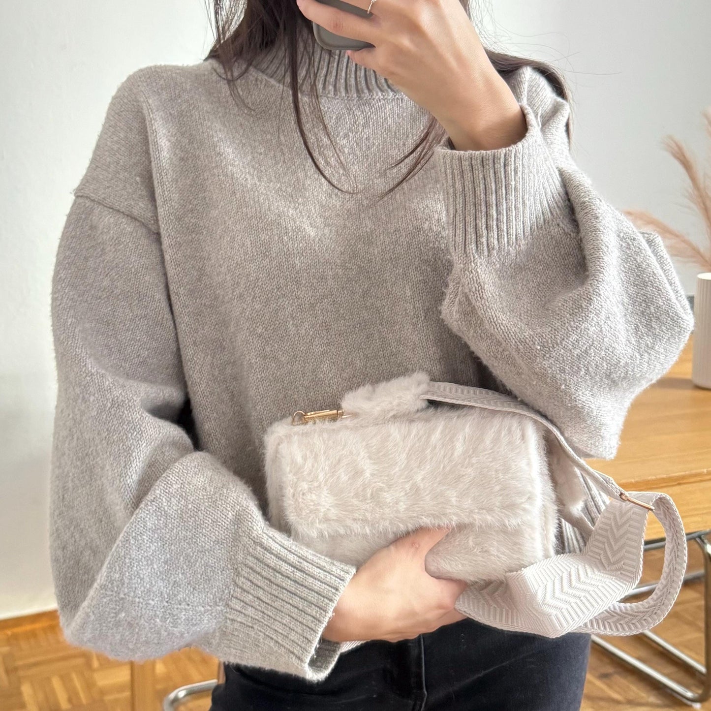Damen Handytasche Teddy Creme – Crossbody Plüsch Tasche mit Portemonnaie