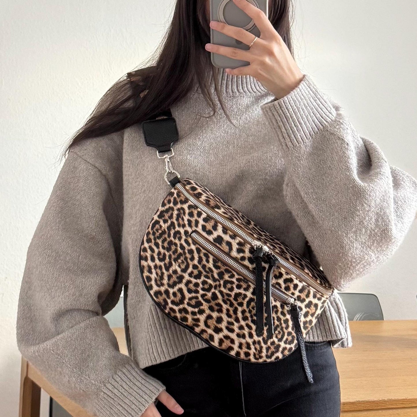 Damen Crossbody Tasche Leo Print Schwarz – Leoparden Umhängetasche Vegan