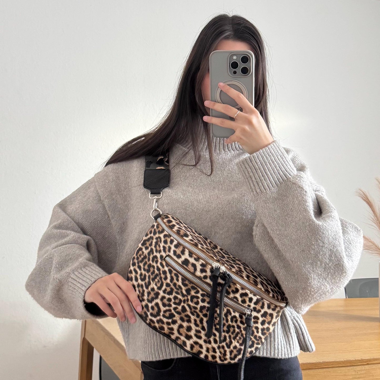 Damen Crossbody Tasche Leo Print Schwarz – Leoparden Umhängetasche Vegan