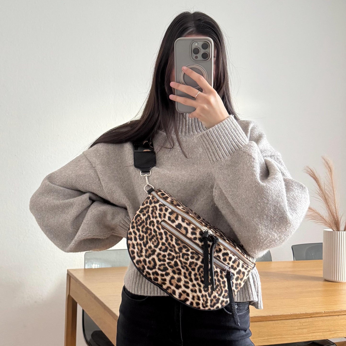 Damen Crossbody Tasche Leo Print Schwarz – Leoparden Umhängetasche Vegan