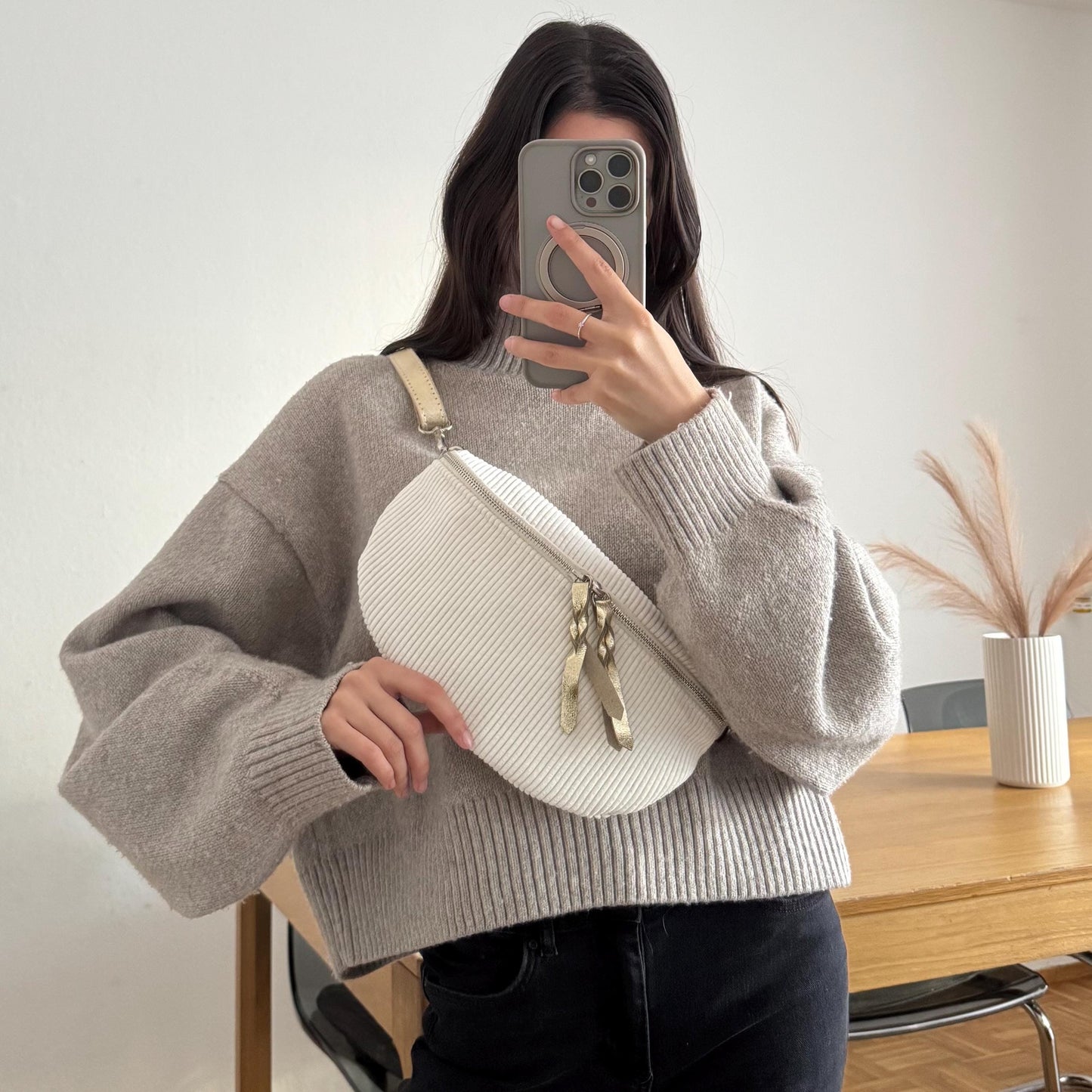 Damen Crossbody Bauchtasche Cord Creme – Umhängetasche mit Gold Details