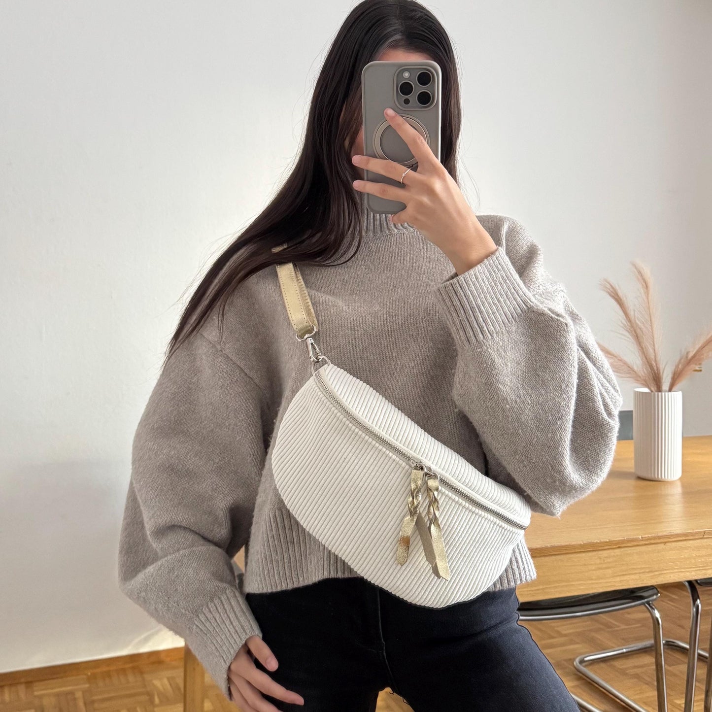 Damen Crossbody Bauchtasche Cord Creme – Umhängetasche mit Gold Details