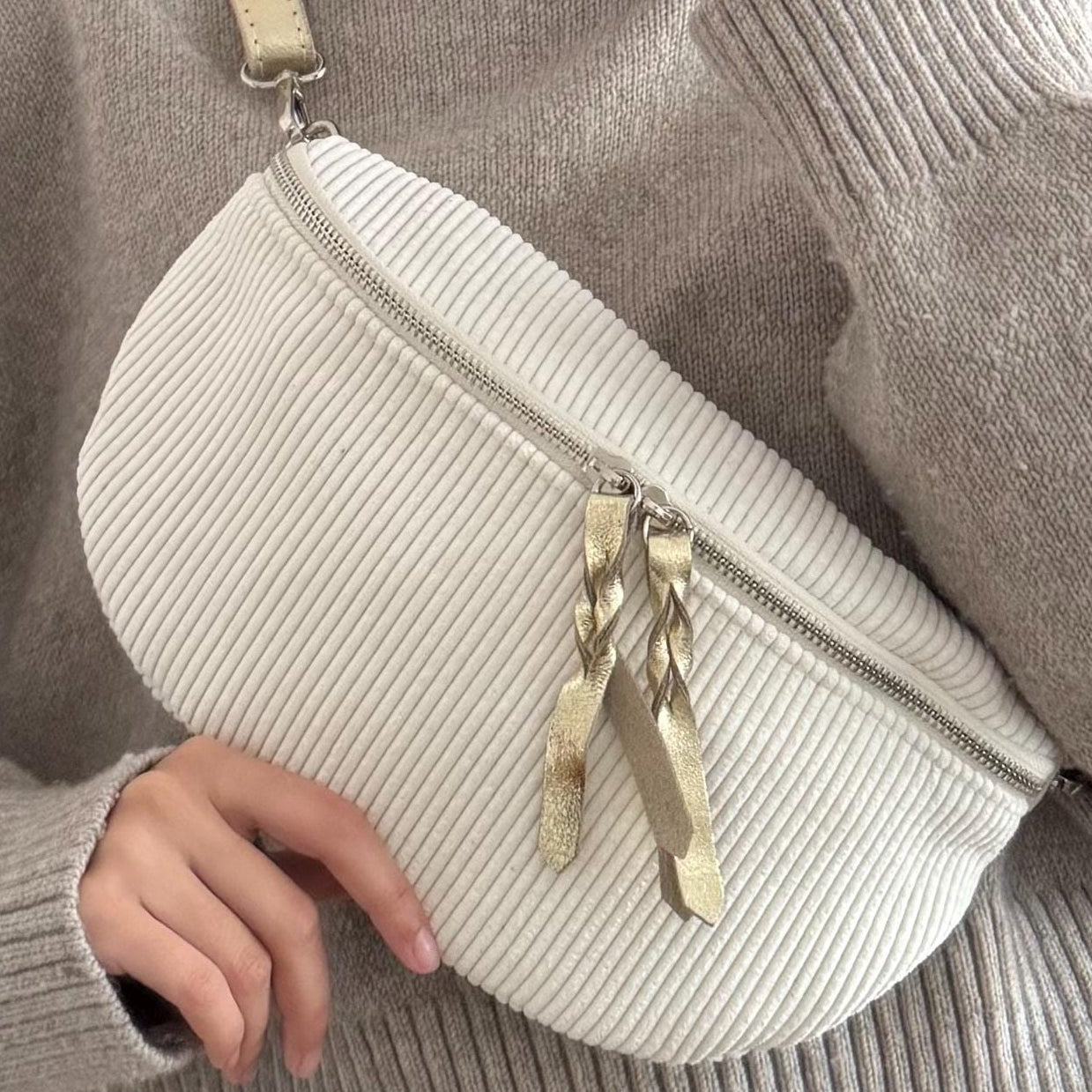 Damen Crossbody Bauchtasche Cord Creme – Umhängetasche mit Gold Details
