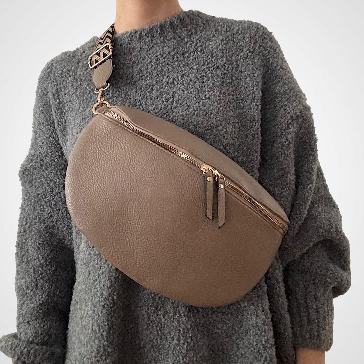 Damen Crossbody Tasche Groß Taupe – Umhängetasche mit Gold Reißverschluss VEGAN