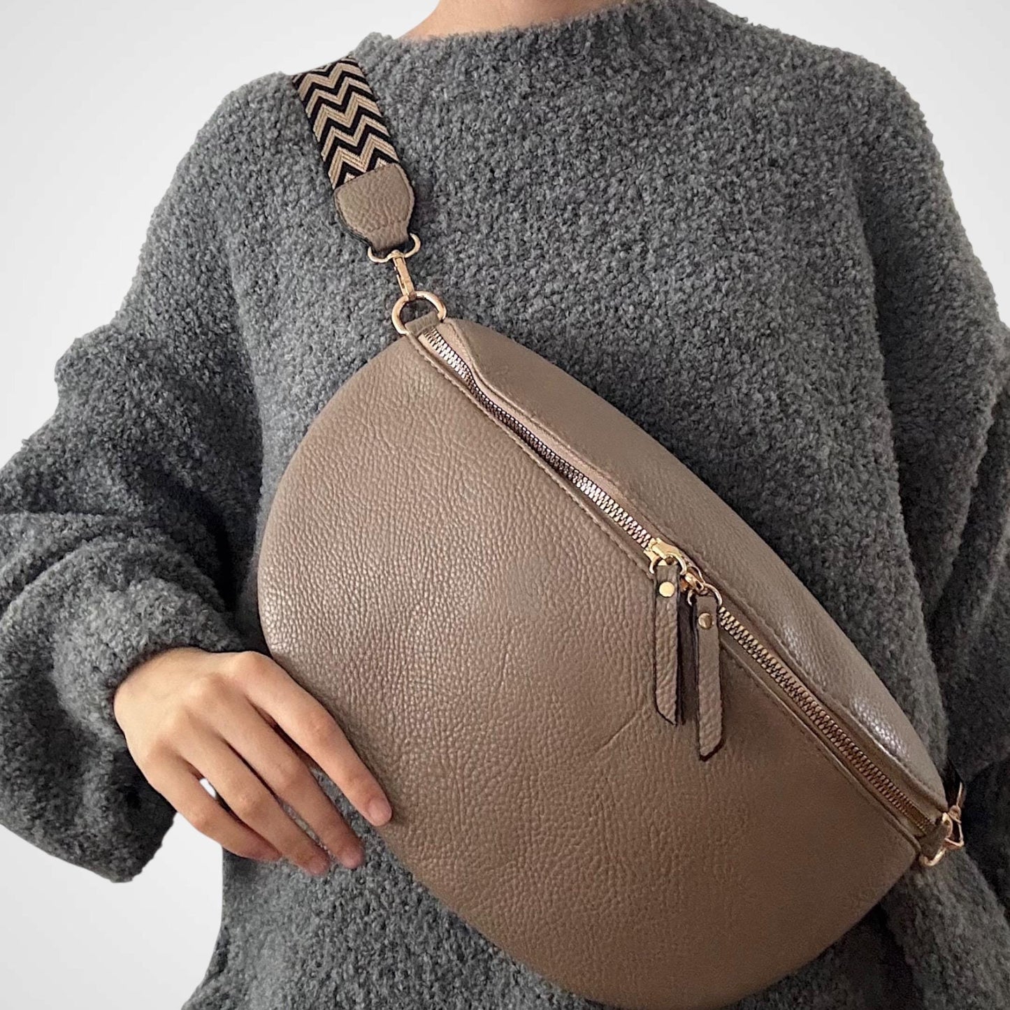 Damen Crossbody Tasche Groß Taupe – Umhängetasche mit Gold Reißverschluss VEGAN