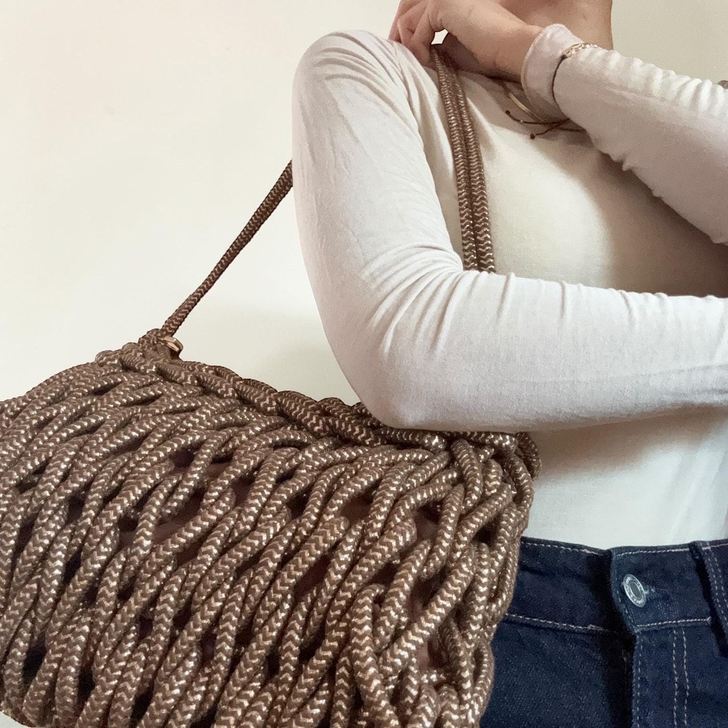 Damen Makramee Tasche Beige – Boho Schultertasche mit Gold Details