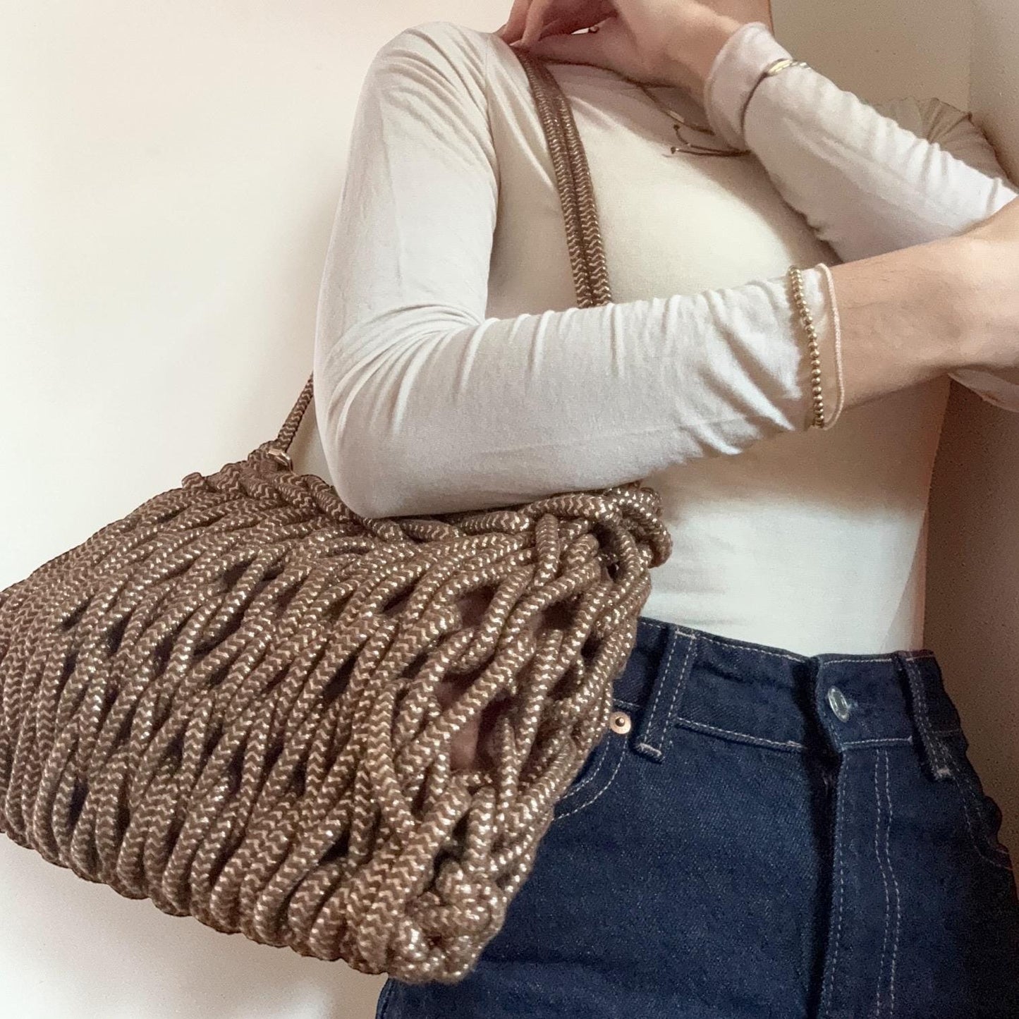 Damen Makramee Tasche Beige – Boho Schultertasche mit Gold Details