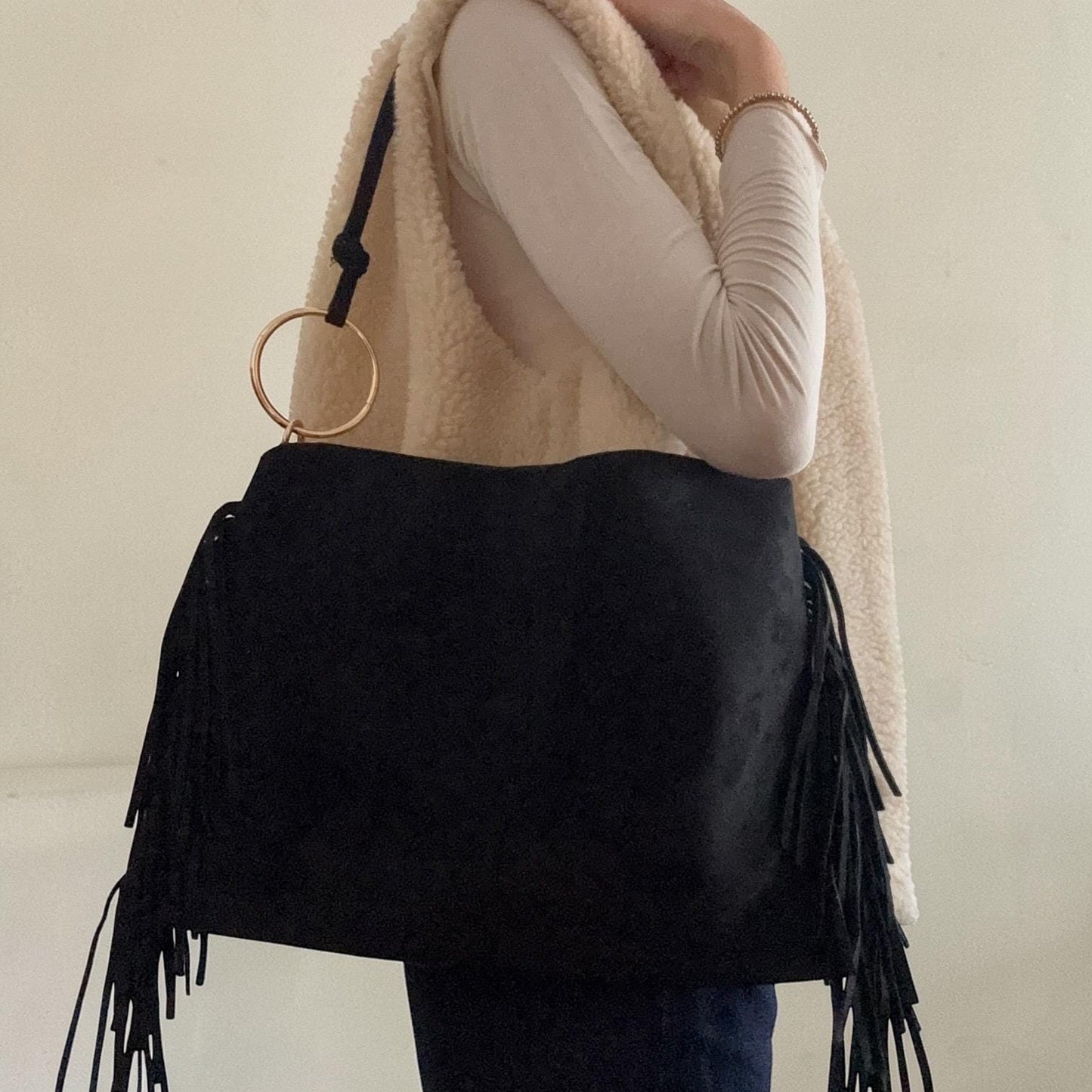 Damen Wildleder Umhängetasche Schwarz – Fransen Tasche mit Goldringen