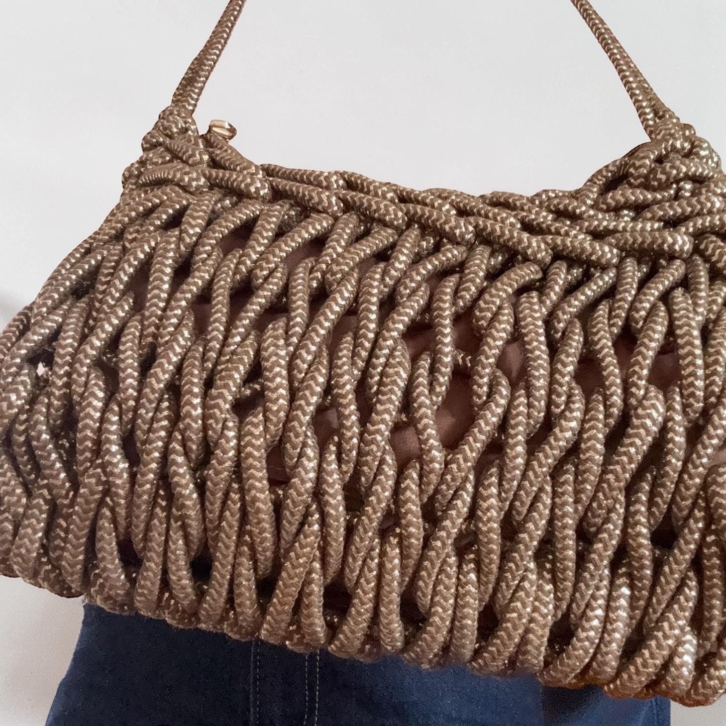 Damen Makramee Tasche Beige – Boho Schultertasche mit Gold Details