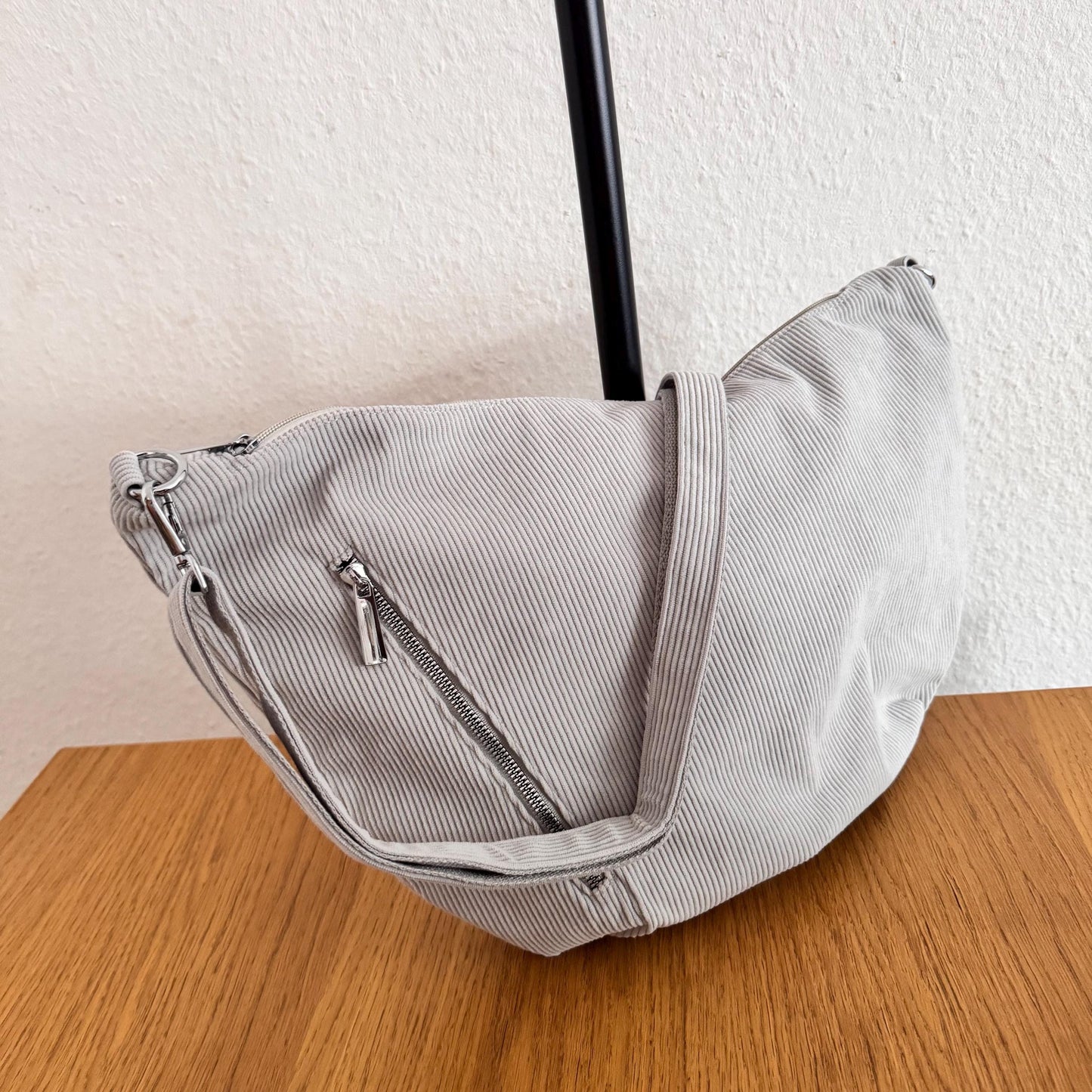 Damen XXL Cord Half Moon Bag – Große Crossbody Schultertasche